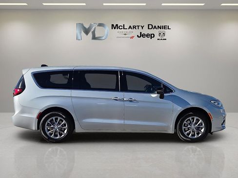 New 2026 Chrysler Pacifica Select image 6