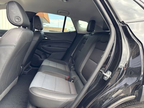 Used 2025 Chevrolet Trax LT w/ LT Convenience Package image 24