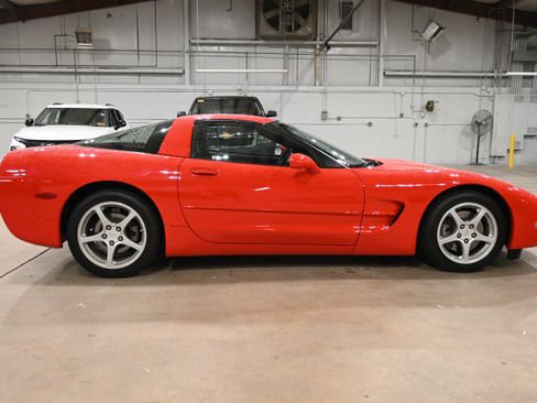 Used 2004 Chevrolet Corvette Coupe RWD image 12