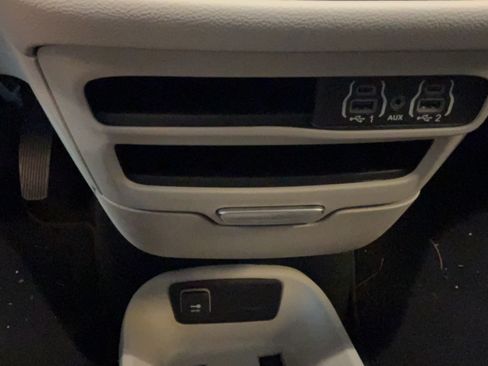 Used 2024 Chrysler Pacifica Touring-L FWD image 14