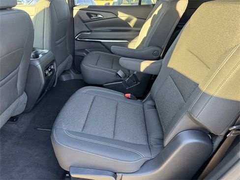 Used 2025 Chevrolet Traverse LT image 9