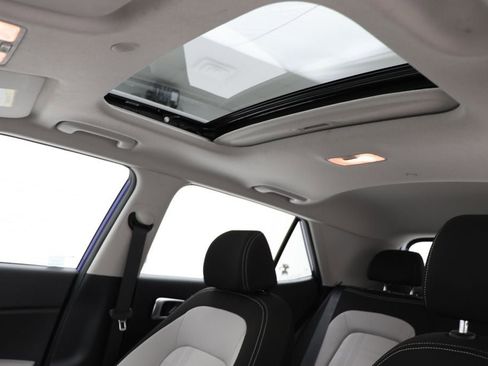 Used 2022 Hyundai Venue SEL image 17