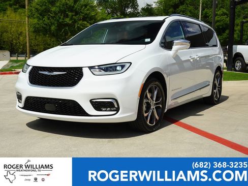 Used 2024 Chrysler Pacifica Pinnacle w/ Trailer Tow Group image 1