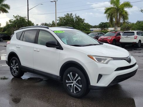 Used 2018 Toyota RAV4 LE FWD image 2