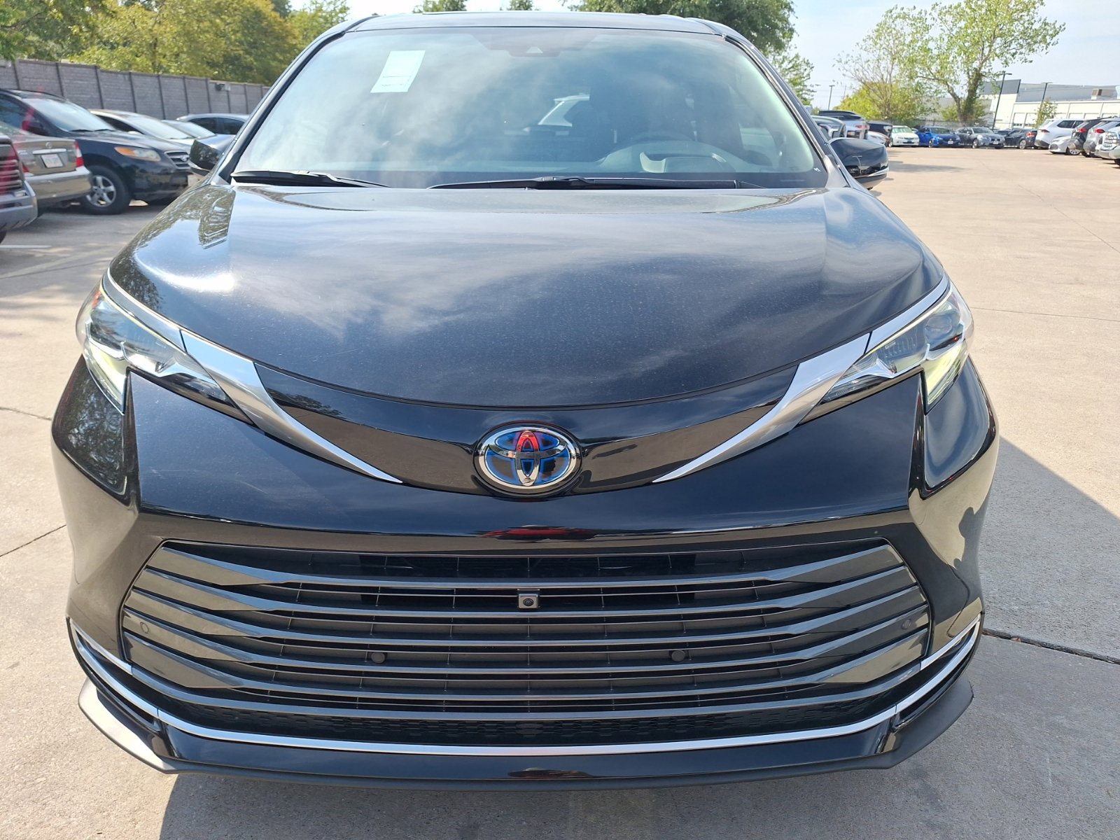 Used 2025 Toyota Sienna Platinum AWD/4WD image 9