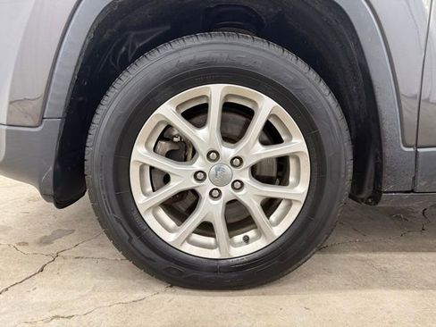 Used 2017 Jeep Cherokee Latitude w/ Cold Weather Group AWD/4WD image 27