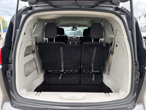 Used 2023 Chrysler Voyager LX FWD image 5
