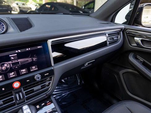 Certified 2025 Porsche Macan AWD/4WD image 37