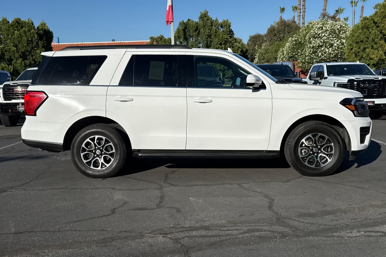 Used 2024 Ford Expedition XLT AWD/4WD image 3