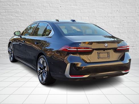 Used 2024 BMW 540i xDrive w/ Premium Package image 4