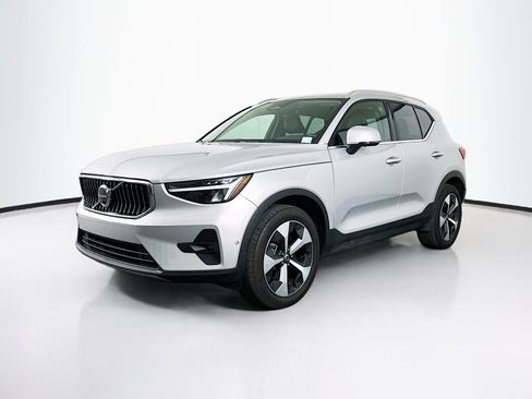 Used 2025 Volvo XC40 B5 Plus AWD/4WD image 3
