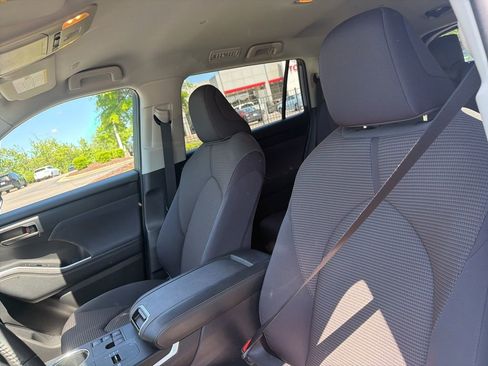 Used 2024 Toyota Highlander LE FWD image 10