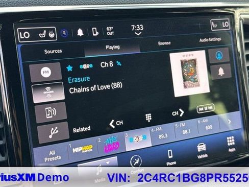 Used 2023 Chrysler Pacifica Touring-L image 31