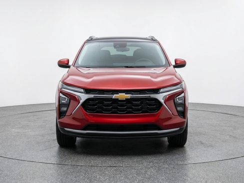 Used 2025 Chevrolet Trax LT image 2