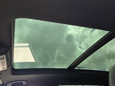 Used 2021 Volkswagen Tiguan SE R-Line image 18