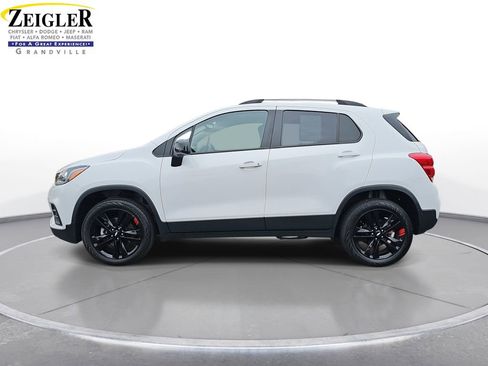 Used 2022 Chevrolet Trax LT w/ Redline Edition image 8