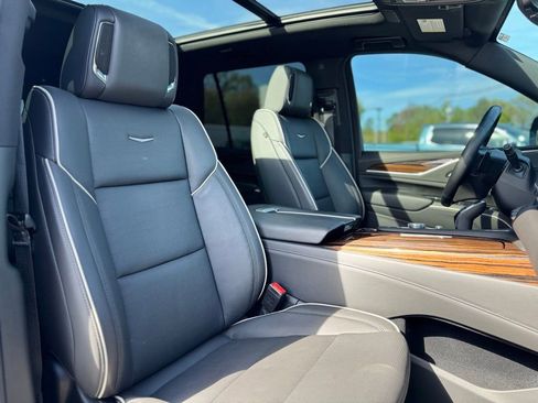Used 2024 Cadillac Escalade Premium Luxury AWD/4WD image 12