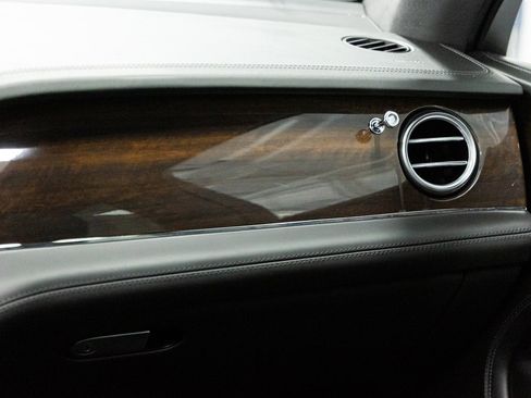 Used 2020 Bentley Bentayga AWD/4WD image 39