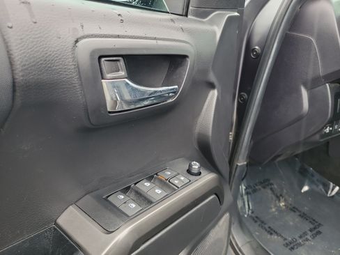 Used 2022 Toyota Tacoma TRD Sport AWD/4WD image 18