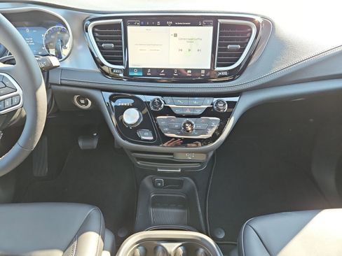 New 2026 Chrysler Pacifica Select image 11