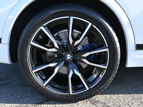 Used 2022 BMW X7 xDrive40i w/ M Sport Package AWD/4WD image 38