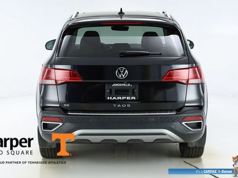Used 2023 Volkswagen Taos SE w/ Panoramic Sunroof Package FWD image 8