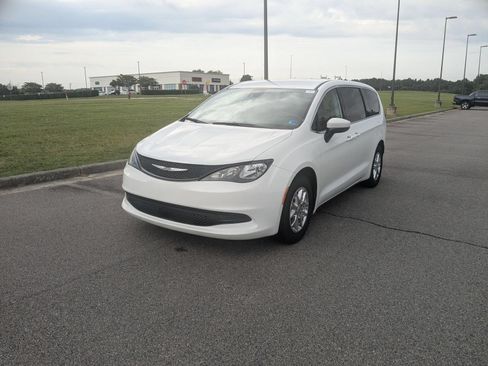 Used 2023 Chrysler Voyager LX FWD image 7