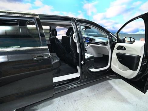 Used 2023 Chrysler Pacifica Touring-L image 43