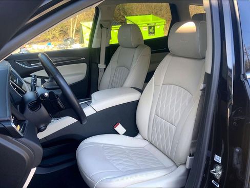 Used 2023 Buick Enclave Avenir image 22