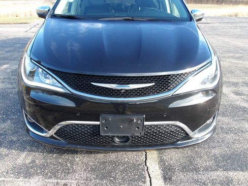 Used 2018 Chrysler Pacifica Limited w/ Tire & Wheel Group image 38