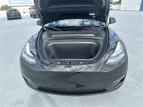 Used 2022 Tesla Model Y Long Range image 18