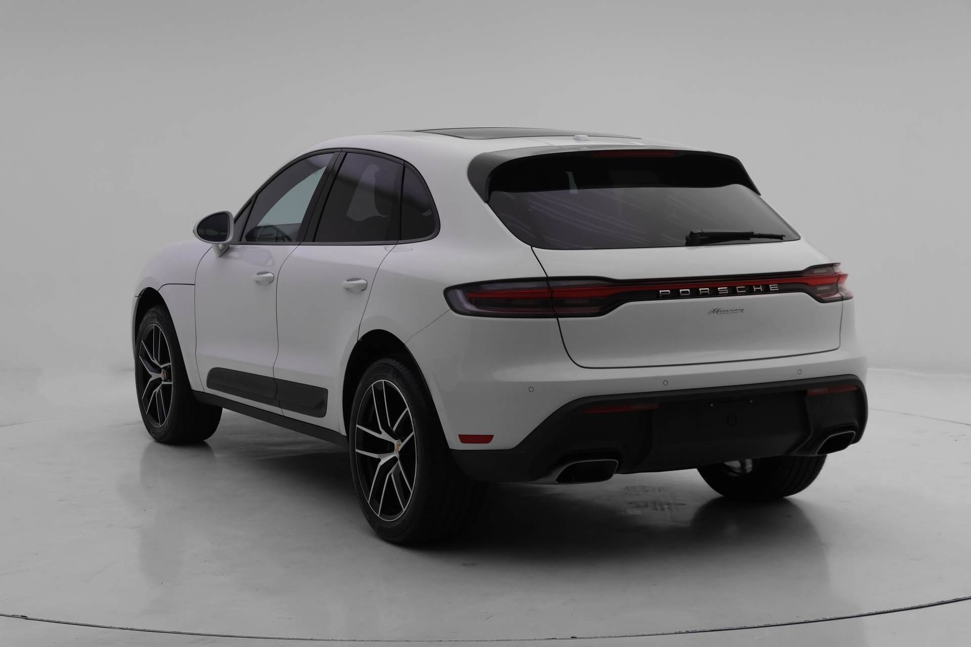 Used 2025 Porsche Macan AWD/4WD image 3