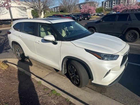 Used 2023 Toyota Highlander XLE AWD/4WD image 1