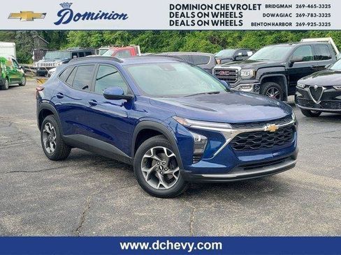 Used 2024 Chevrolet Trax LT w/ Sunroof Package FWD image 1