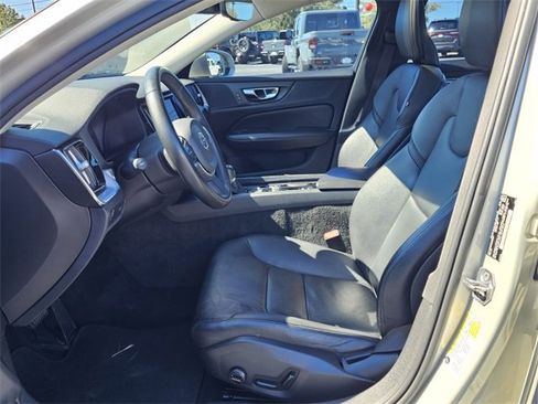 Used 2020 Volvo S60 T5 Momentum image 3