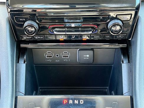 Used 2023 Jeep Grand Cherokee L Laredo image 18