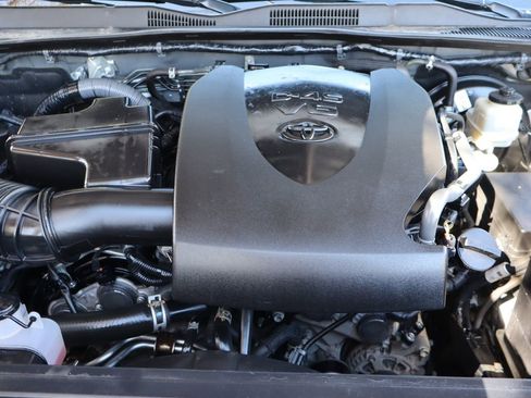 Used 2017 Toyota Tacoma TRD Sport image 41