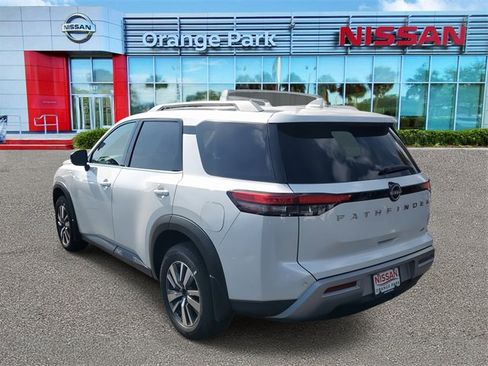 New 2025 Nissan Pathfinder SL image 3