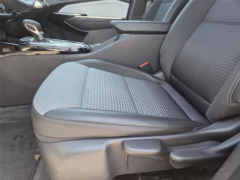 Used 2025 Chevrolet Trax LT w/ LT Convenience Package FWD image 14