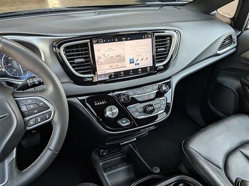 Used 2025 Chrysler Pacifica Select FWD image 23