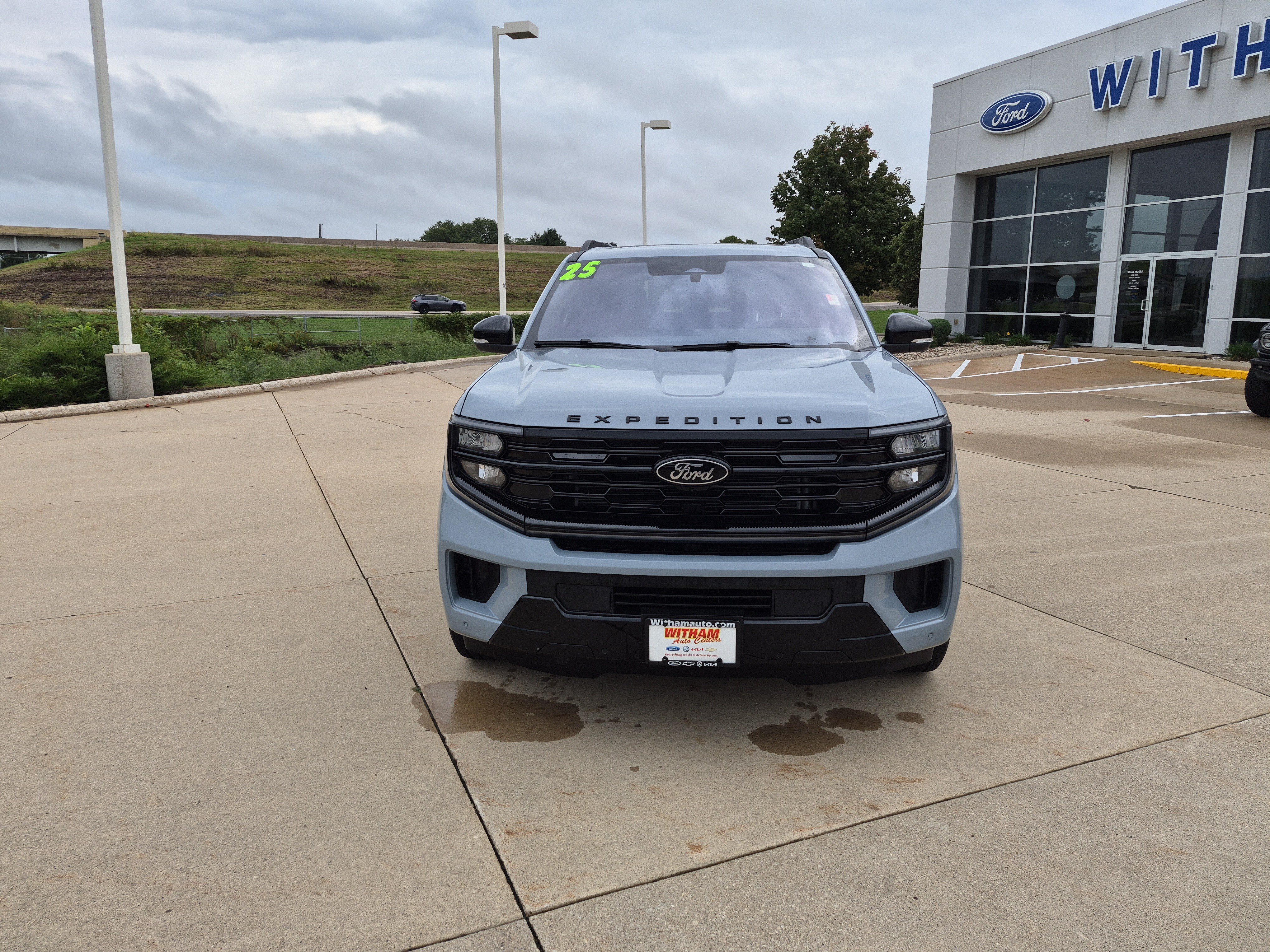 Used 2025 Ford Expedition Platinum w/ Stealth Performance Package AWD/4WD image 11