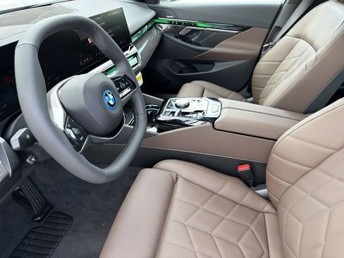 New 2027 BMW i5 eDrive40 w/ Premium Package RWD image 3