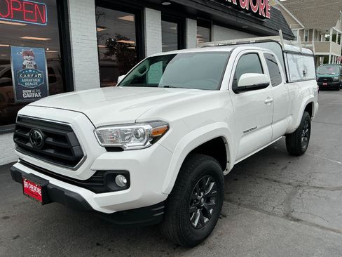 Used 2021 Toyota Tacoma SR5 w/ Technology Package RWD image 2