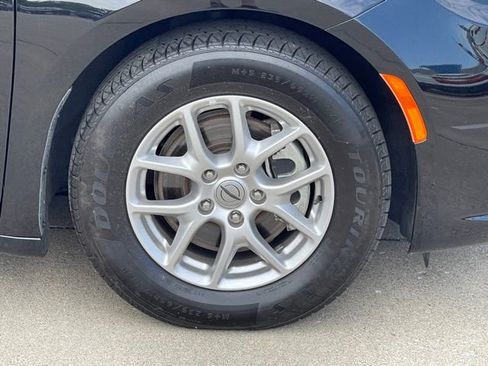 Used 2024 Chrysler Pacifica Touring-L FWD image 10