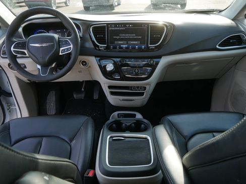 Used 2023 Chrysler Pacifica Touring-L image 10