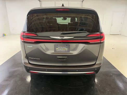Used 2023 Chrysler Pacifica Touring-L FWD image 3