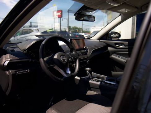 Used 2025 Nissan Altima 2.5 SV FWD image 11