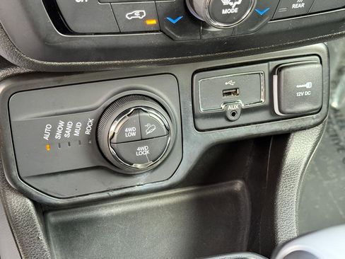 Used 2023 Jeep Renegade Trailhawk image 34