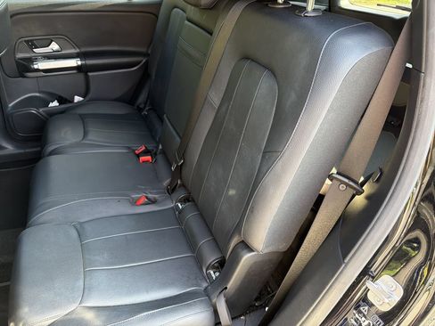 Used 2025 Mercedes-Benz GLB 250 4MATIC image 21