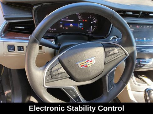 Used 2017 Cadillac XT5 Luxury w/ Driver Awareness Package AWD/4WD image 18